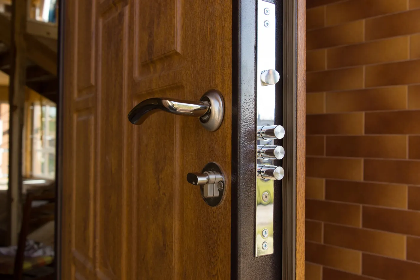 Points de fermeture d'une serrure multipoints sur une porte blindée à Maurepas