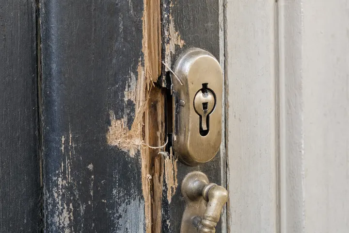 Serrure et encadrement de porte endommagés après une effraction